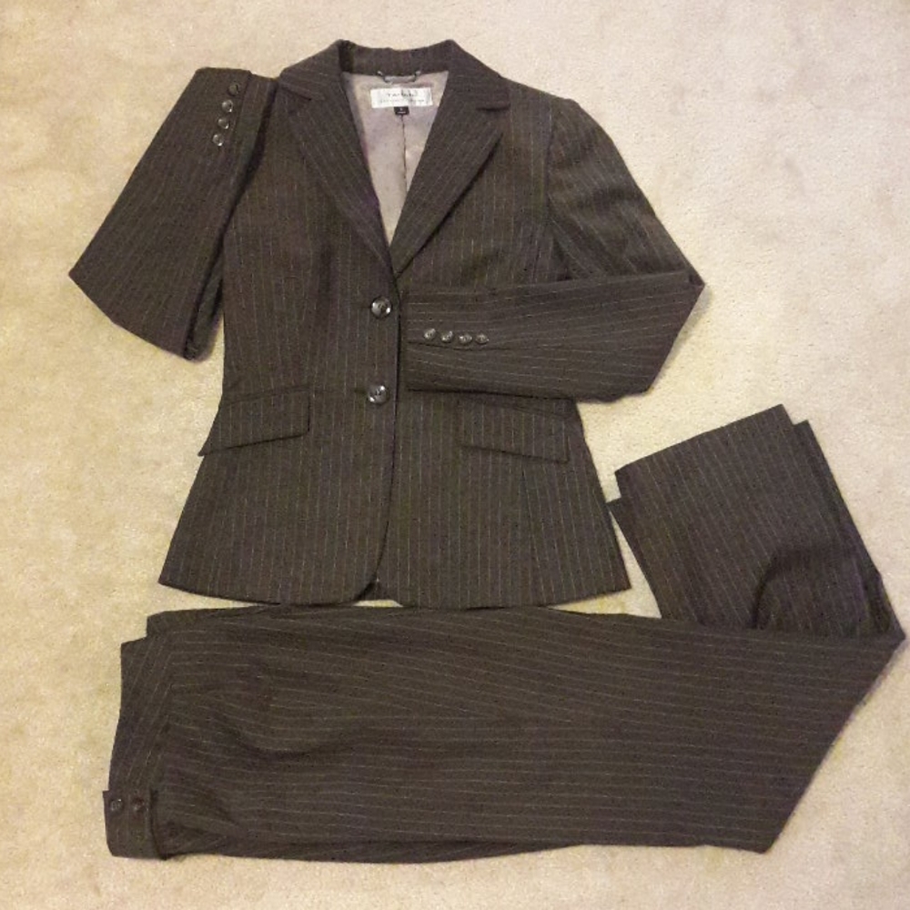 TAHARI Women's Suit - Size 4 - Brown